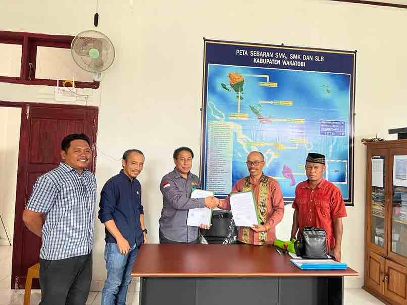 Penandatangan MoU Bawaslu Wakatobi dan KCD Dikbud Kab. Wakatobi